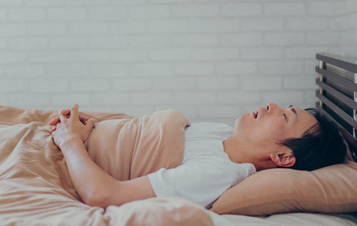 ベッドで眠る人の写真